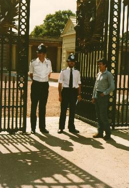  Dave Bodaly infront of Buckingham Palace