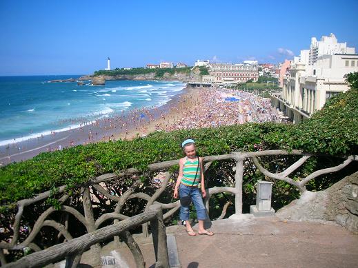 Isabelle on top of the cliff with the Biarritz beach behind