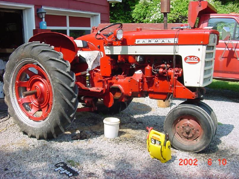 Farmall_340_running.jpg